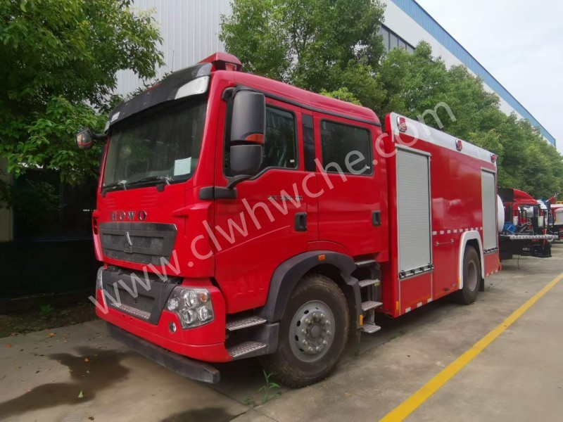 重汽豪沃8吨水罐消防车