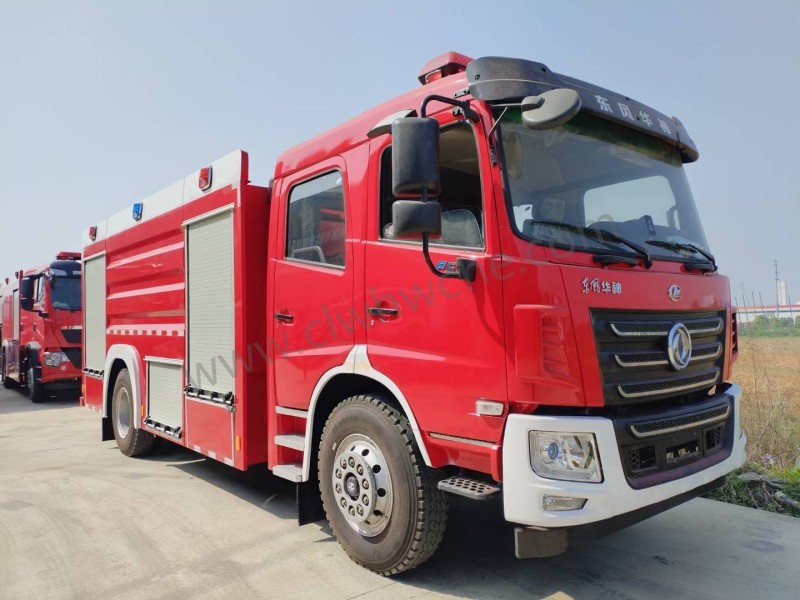 东风华神8吨水罐消防车