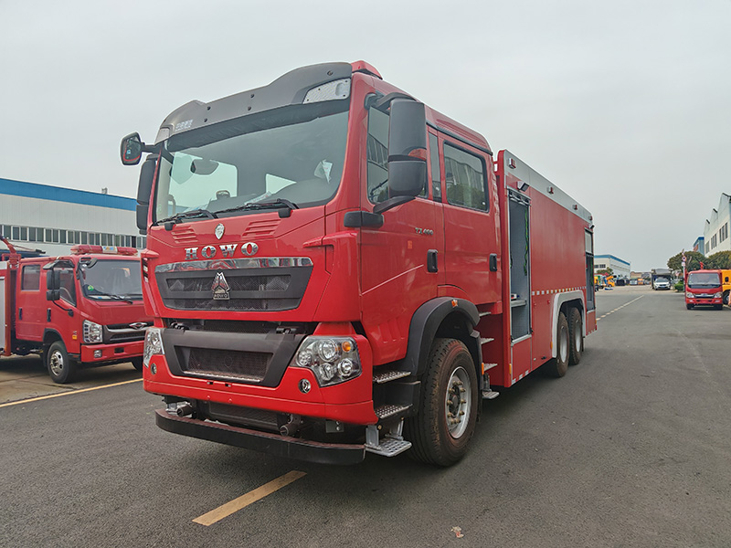 重汽18吨水罐消防车