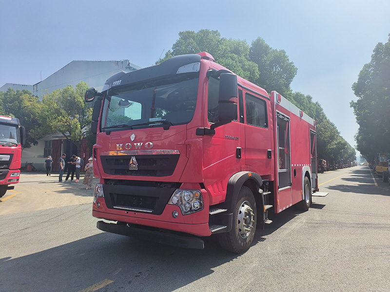 重汽豪沃8T泡沫干粉联用消防车